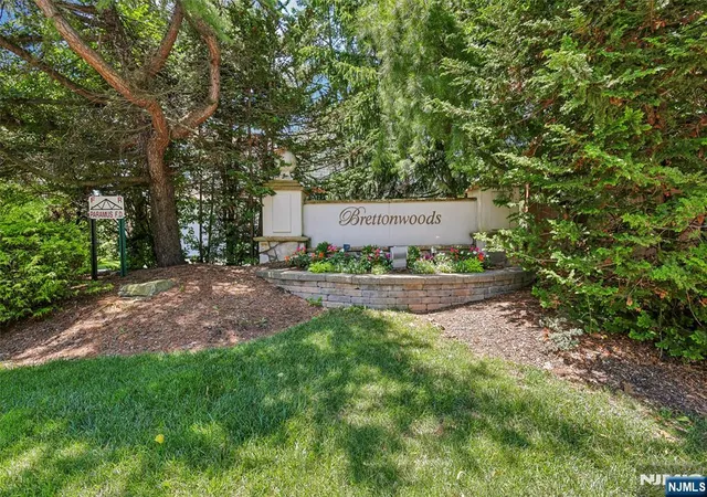 Homes for sale in Paramus, NJ | 5 Scarlet Oak Ln, Paramus, NJ 07652 | MLS# 26021502