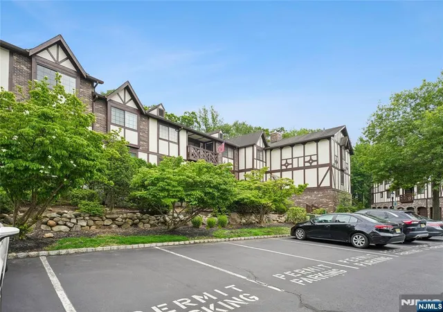 Homes for sale in Mahwah, NJ | 2710 Hemingway Ln, Mahwah, NJ 07430 | MLS# 26021781