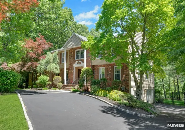2nd image of 10 Moonshadow Ct, Kinnelon, NJ 07405 | MLS# 26021789