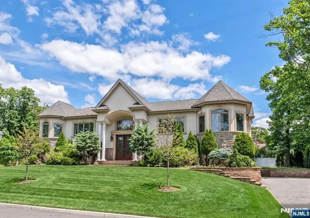 Homes for sale in Englewood Cliffs, NJ | 18 Berkshire Pl, Englewood Cliffs, NJ 07632 | MLS# 26021813