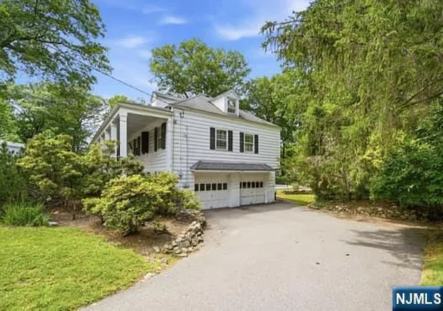 Homes for sale in Wyckoff, NJ | 376 Lakeview Dr, Wyckoff, NJ 07481 | MLS# 26021926