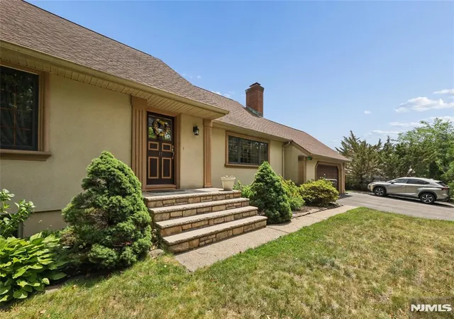 Homes for sale in Elmwood Park, NJ | 17 River Dr, Elmwood Park, NJ 07407 | MLS# 26021974