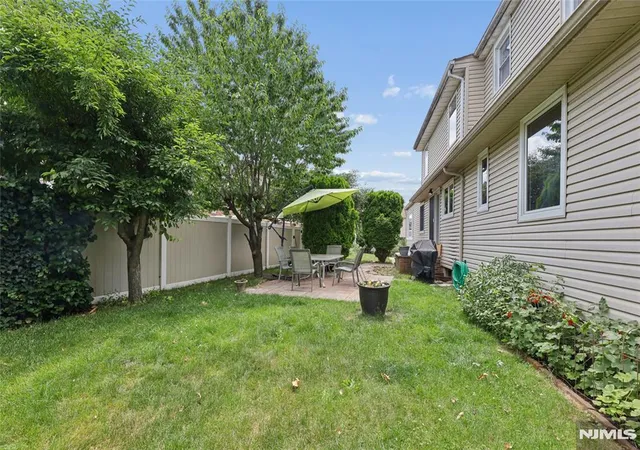 Homes for sale in Elmwood Park, NJ | 17 River Dr, Elmwood Park, NJ 07407 | MLS# 26021974