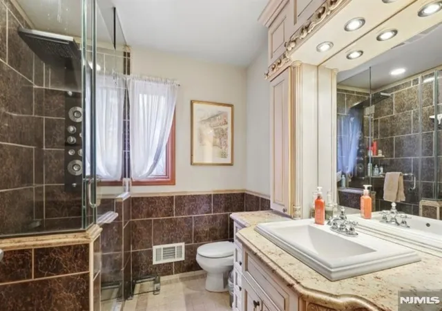 Homes for sale in Elmwood Park, NJ | 17 River Dr, Elmwood Park, NJ 07407 | MLS# 26021974