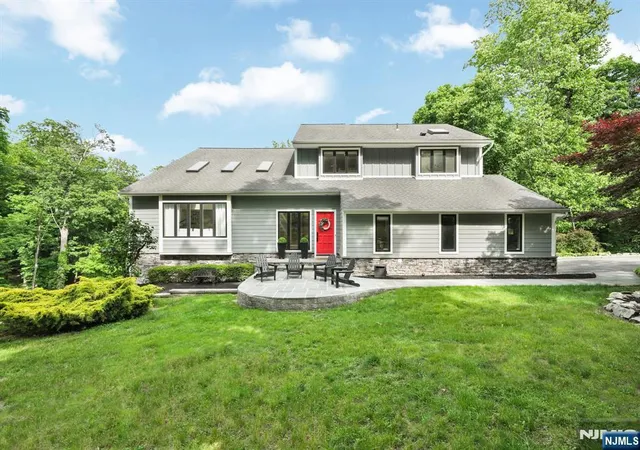 2nd image of 11 Hemlock Ln, Kinnelon, NJ 07405 | MLS# 26022052