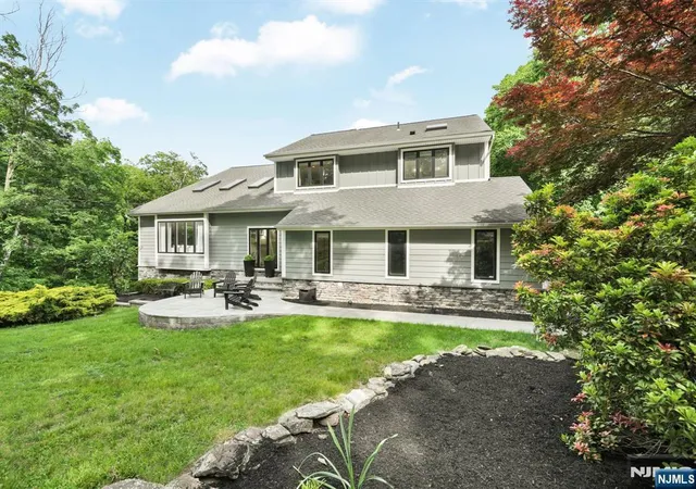 3rd image of 11 Hemlock Ln, Kinnelon, NJ 07405 | MLS# 26022052