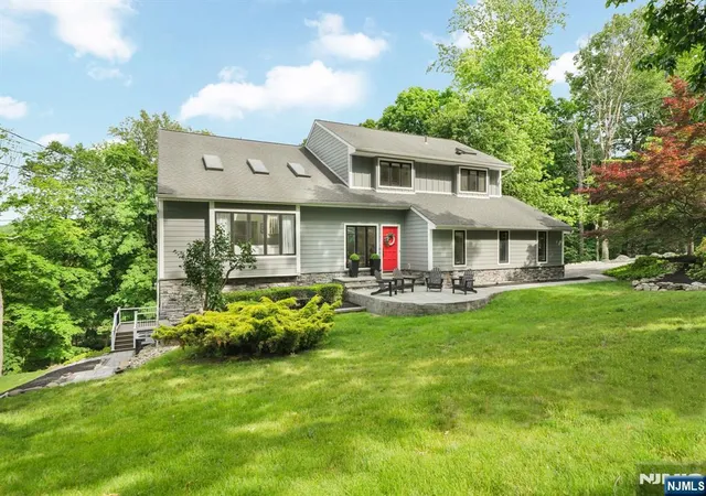 4th image of 11 Hemlock Ln, Kinnelon, NJ 07405 | MLS# 26022052