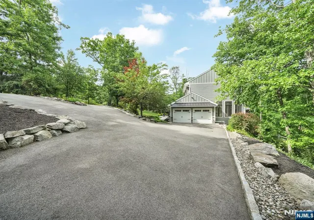 5th image of 11 Hemlock Ln, Kinnelon, NJ 07405 | MLS# 26022052