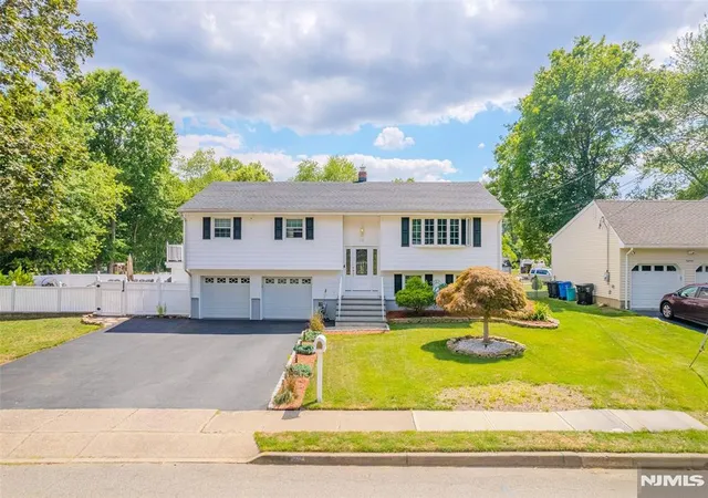 Homes for sale in Paramus, NJ | 22 Cypress Ln, Paramus, NJ 07652 | MLS# 26022083