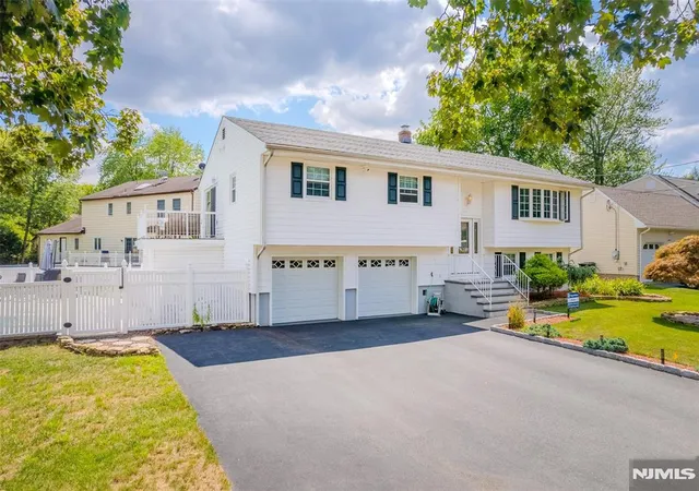 Homes for sale in Paramus, NJ | 22 Cypress Ln, Paramus, NJ 07652 | MLS# 26022083