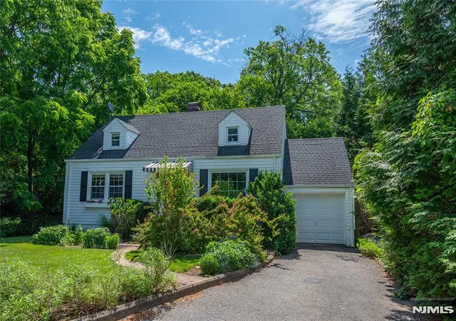 Homes for sale in West Orange, NJ | 33 Glenview Dr, West Orange, NJ 07052 | MLS# 26022172