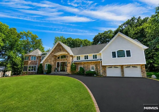 Homes for sale in Franklin Lakes, NJ | 252 Mabel Pl, Franklin Lakes, NJ 07417 | MLS# 26022183