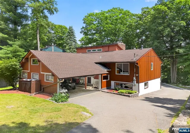 Photo 1 of Single family home for sale at 42 Goldfinch Ln, Hewitt, NJ 07421 | MLS# 26022196 | Listing updated on 2026-09-19