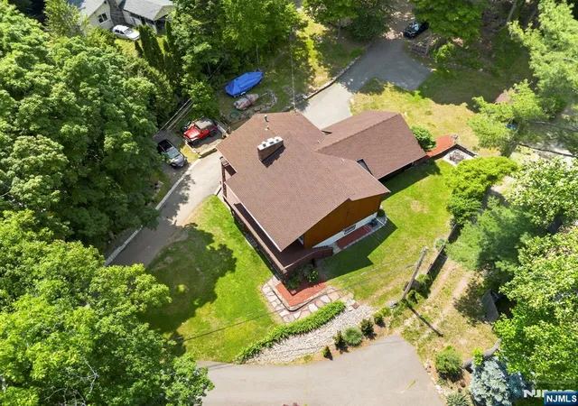 Photo 2 of Single family home for sale at 42 Goldfinch Ln, Hewitt, NJ 07421 | MLS# 26022196 | Listing updated on 2026-09-19