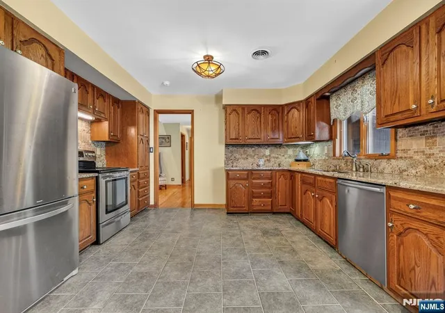 Photo 3 of Single family home for sale at 42 Goldfinch Ln, Hewitt, NJ 07421 | MLS# 26022196 | Listing updated on 2026-09-19
