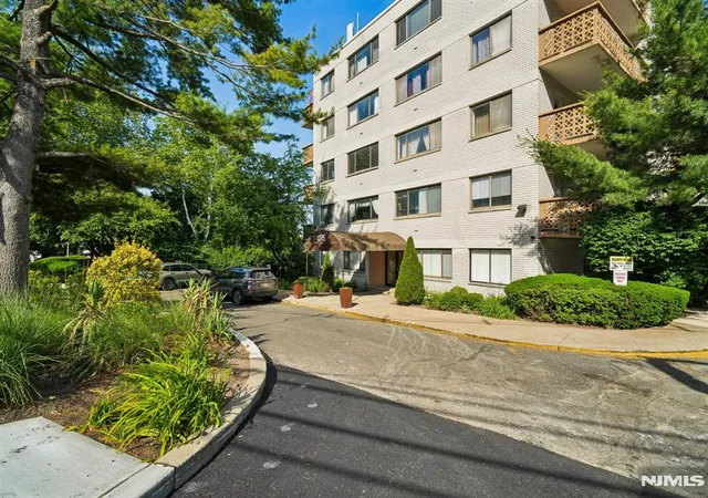 Homes for sale in Edgewater, NJ | 1375 River Rd #1A, Edgewater, NJ 07020 | MLS# 26022238