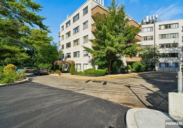 Homes for sale in Edgewater, NJ | 1375 River Road, Edgewater, NJ 07020 | Houzeo