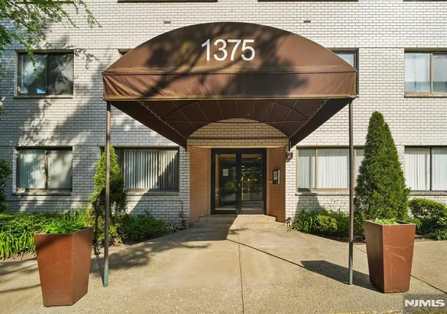 Homes for sale in Edgewater, NJ | 1375 River Rd #1A, Edgewater, NJ 07020 | MLS# 26022238