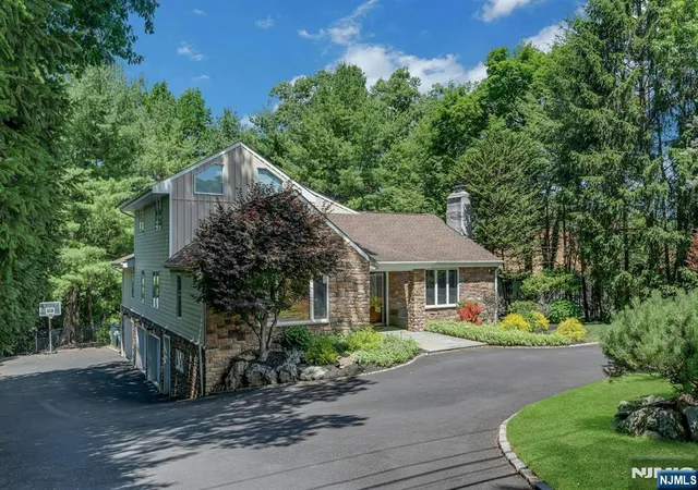 2nd image of 27 Hamilton Dr, North Caldwell, NJ 07006 | MLS# 26022249