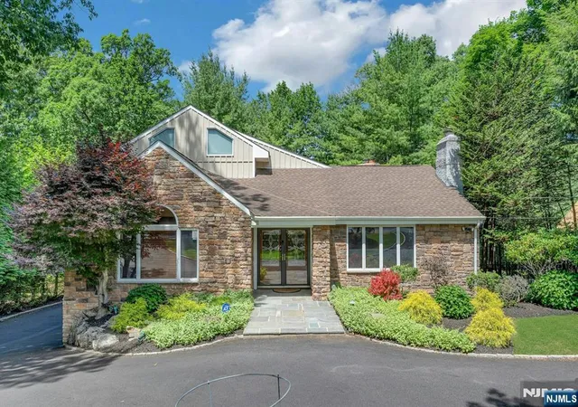 3rd image of 27 Hamilton Dr, North Caldwell, NJ 07006 | MLS# 26022249