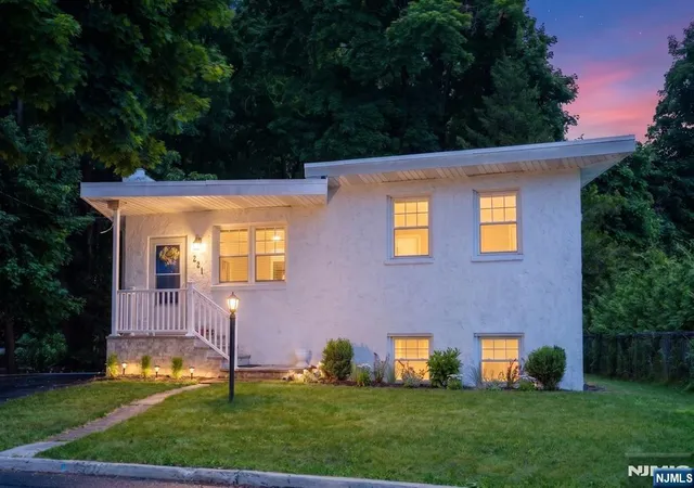 Homes for sale in Ridgewood, NJ | 221 Lakeview Dr, Ridgewood, NJ 07450 | MLS# 26022472