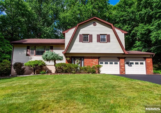 Homes for sale in Ringwood, NJ | 27 Dewey Dr, Ringwood, NJ 07456 | MLS# 26022512
