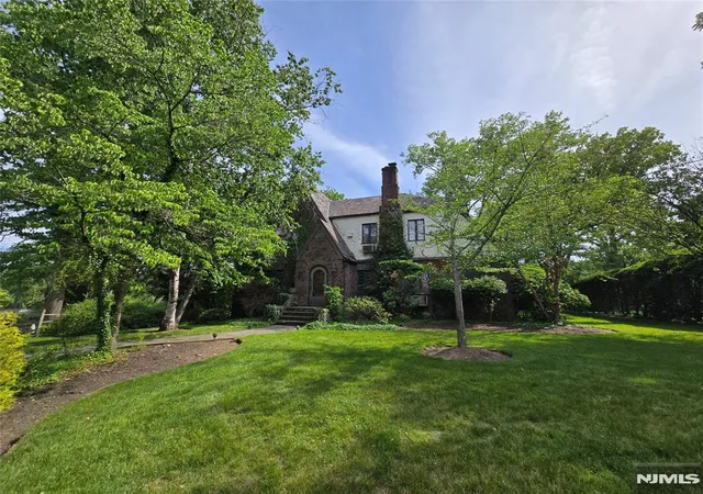 Homes for sale in Ridgewood, NJ | 220 Manor Rd, Ridgewood, NJ 07450 | MLS# 26022573