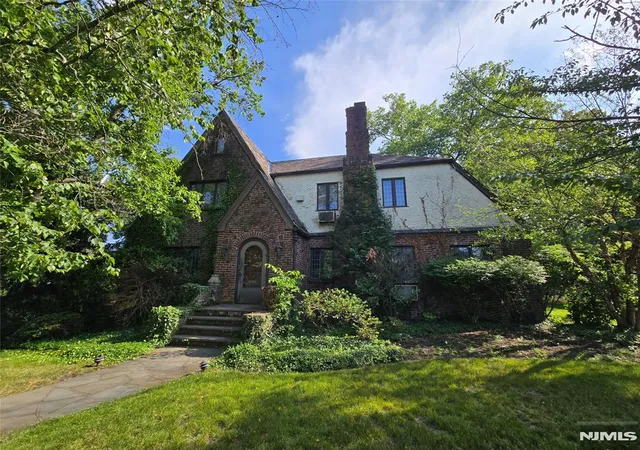 Homes for sale in Ridgewood, NJ | 220 Manor Rd, Ridgewood, NJ 07450 | MLS# 26022573