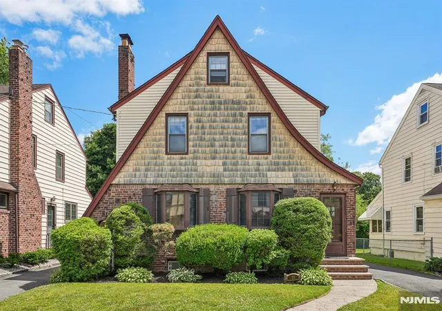 Homes for sale in Bloomfield, NJ | 21 Ferncliff Rd, Bloomfield, NJ 07003 | MLS# 26022602