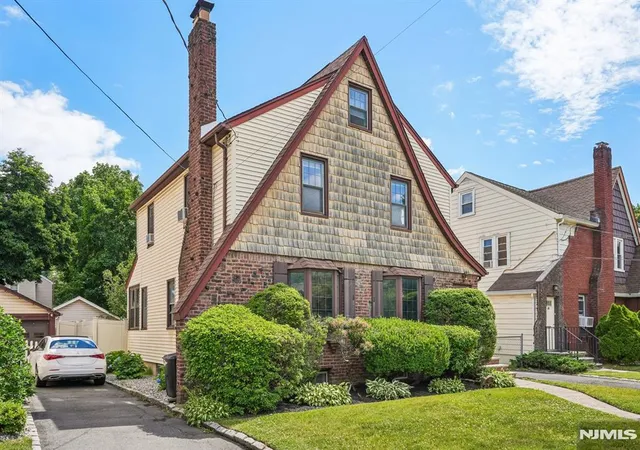 Homes for sale in Bloomfield, NJ | 21 Ferncliff Rd, Bloomfield, NJ 07003 | MLS# 26022602