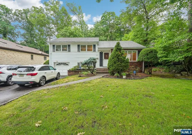 Homes for sale in Paramus, NJ | 108 Morningside Rd, Paramus, NJ 07652 | MLS# 26022627