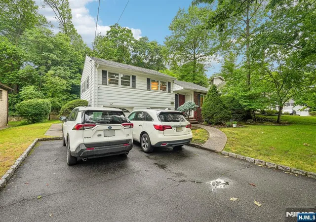 Homes for sale in Paramus, NJ | 108 Morningside Rd, Paramus, NJ 07652 | MLS# 26022627