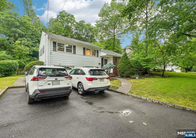 Homes for sale in Paramus, NJ | 108 Morningside Rd, Paramus, NJ 07652 | MLS# 26022627