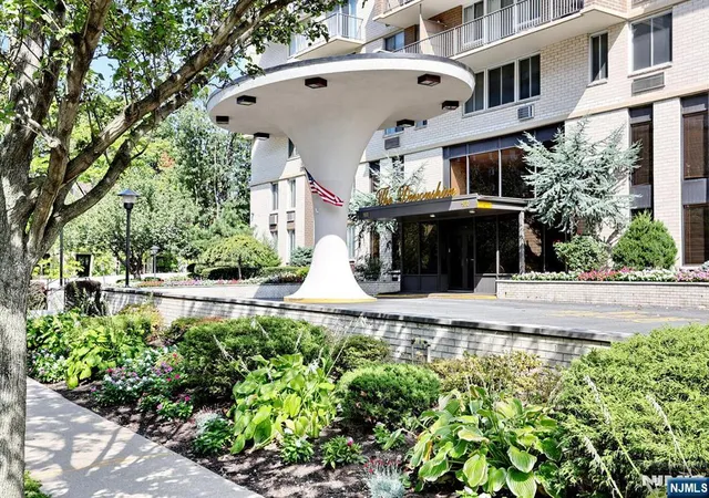 Photo 2 of Condo for sale at 160 Overlook Ave #2D, Hackensack, NJ 07601 | MLS# 26022664 | Listing updated on 2026-08-31