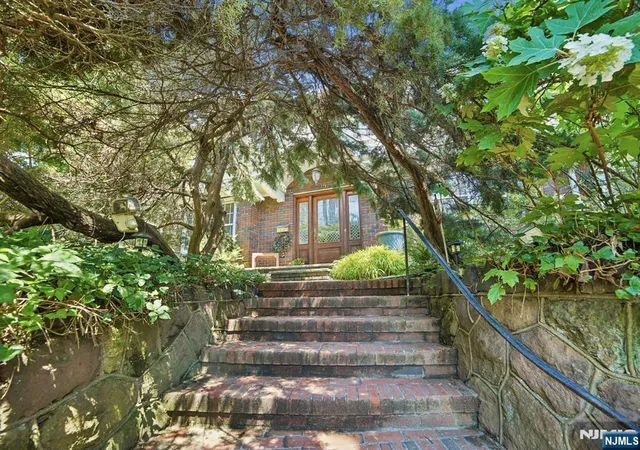 Homes for sale in Tenafly, NJ | 157 Sussex Rd, Tenafly, NJ 07670 | MLS# 26022965