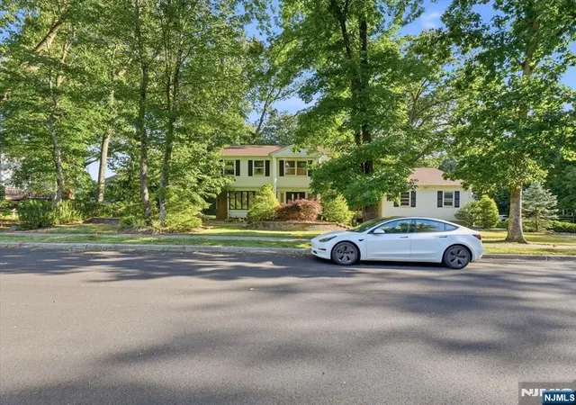 Homes for sale in Oradell, NJ | 862 Battel Pl, Oradell, NJ 07649 | MLS# 26022968