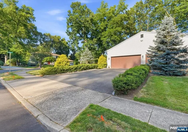 Homes for sale in Oradell, NJ | 862 Battel Pl, Oradell, NJ 07649 | MLS# 26022968