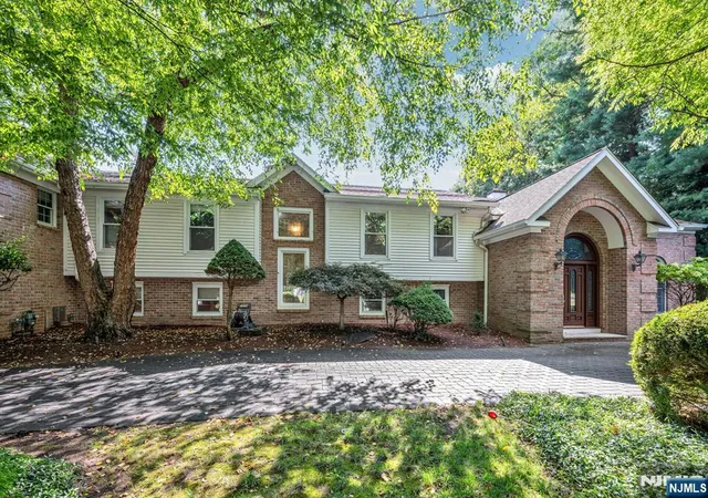 Photo 3 of Sale Pending at 24 Vanderbeck Ln, Mahwah, NJ 07430 | MLS# 26023067 | Listing updated on 2026-09-02