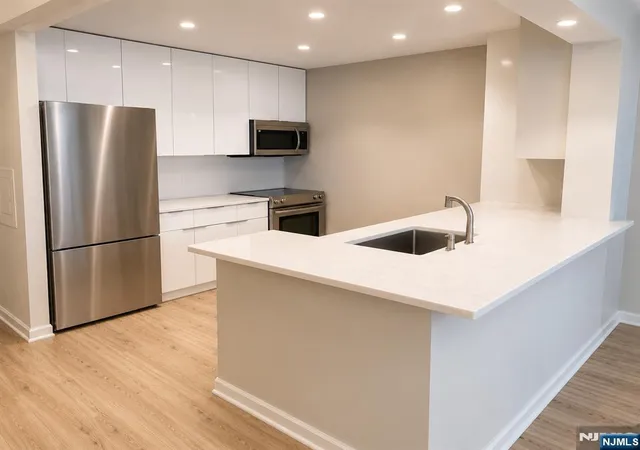 Homes for sale in Edgewater, NJ | 3418 City Pl #3418, Edgewater, NJ 07020 | MLS# 26023092