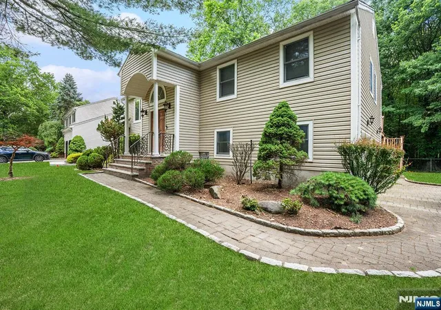 Homes for sale in Closter, NJ | 21 Kennedy Cir, Closter, NJ 07624 | MLS# 26023094