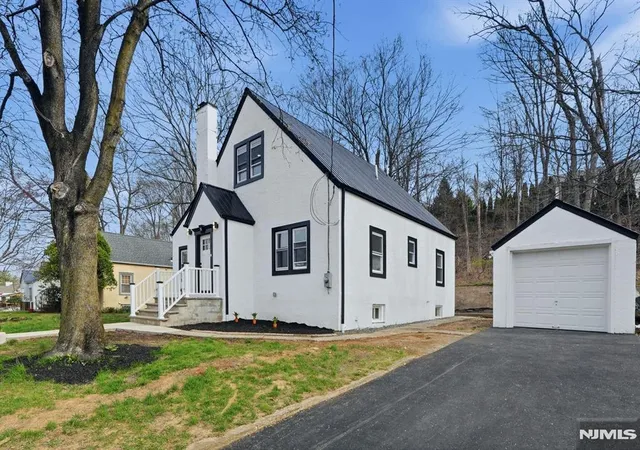 Photo 3 of Sale Pending at 31 Saint Moritz Pl, Wayne, NJ 07470 | MLS# 26023112 | Listing updated on 2026-07-29