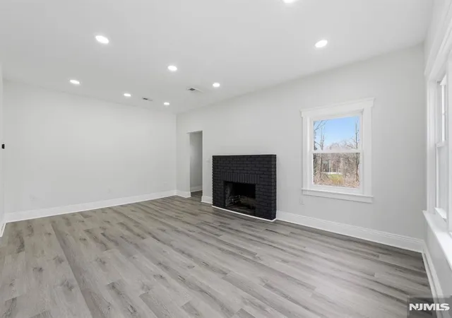 Photo 4 of Sale Pending at 31 Saint Moritz Pl, Wayne, NJ 07470 | MLS# 26023112 | Listing updated on 2026-07-29