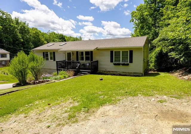 Homes for sale in Vernon, NJ | 1 Bantry Ct, Vernon, NJ 07422 | MLS# 26023206