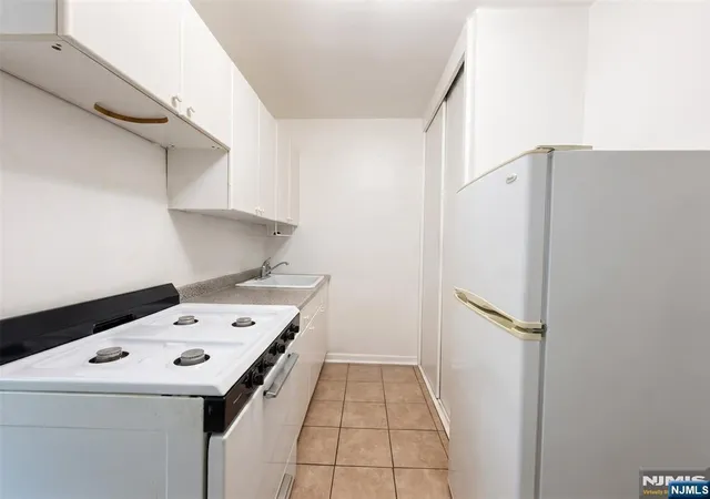 Homes for sale in Fort Lee, NJ | 3050 Edwin Ave #3F, Fort Lee, NJ 07024 | MLS# 26023378