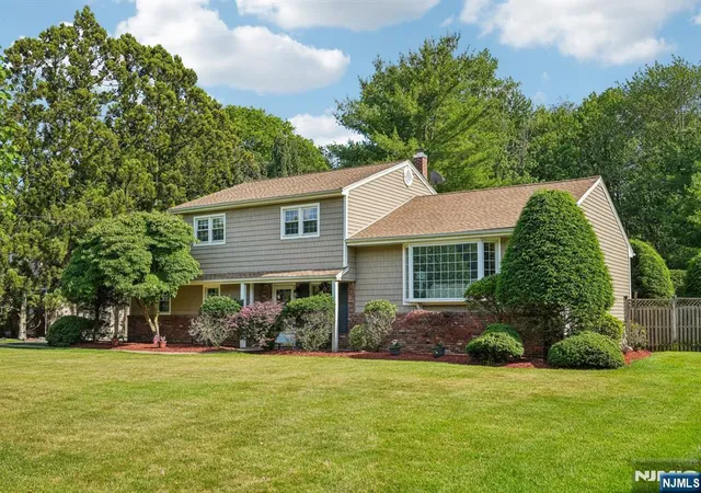 Homes for sale in Hillsdale, NJ | 33 Maria Dr, Hillsdale, NJ 07642 | MLS# 26023428