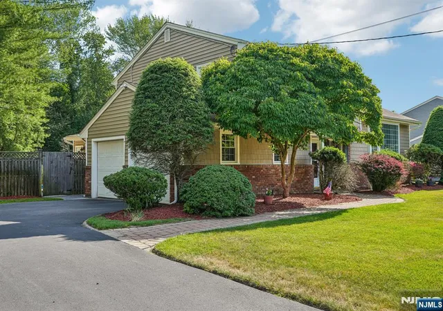 Homes for sale in Hillsdale, NJ | 33 Maria Dr, Hillsdale, NJ 07642 | MLS# 26023428