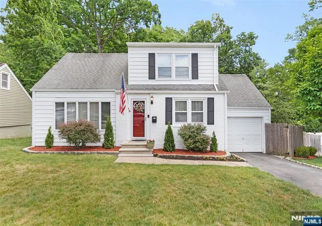 Homes for sale in West Orange, NJ | 19 Glenview Dr, West Orange, NJ 07052 | MLS# 26023483