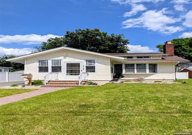 Homes for sale in Pompton Lakes, NJ | 421 Lincoln Ave, Pompton Lakes, NJ 07442 | MLS# 26023563