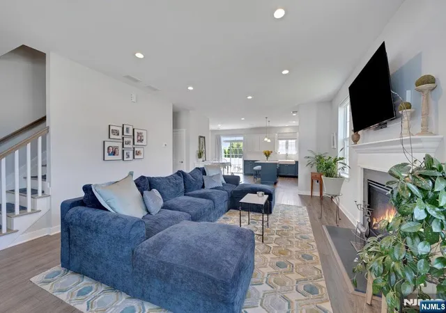 4th image of 10 Bares Ct, Little Ferry, NJ 07643 | MLS# 26023651