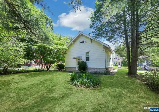 Homes for sale in New Milford, NJ | 122 Washington Ave, New Milford, NJ 07646 | MLS# 26023664